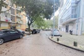 Apartamento T2 em Benfica com Excelente Luminosidade Natural