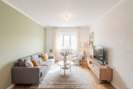 Apartamento T2 em Benfica com Excelente Luminosidade Natural