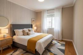 Apartamento T2 em Benfica com Excelente Luminosidade Natural