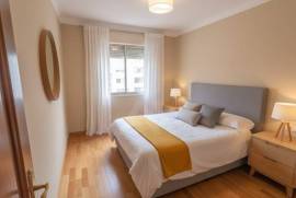Apartamento T2 em Benfica com Excelente Luminosidade Natural