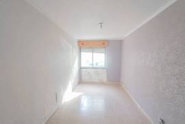 Apartamento T2 em Benfica com Excelente Luminosidade Natural