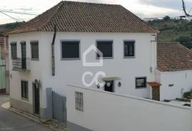 Charming Countryside Estate with Pool and 7562,60 m² of Land in Cadaval — A Peaceful Retreat with Great Potential in the Heart of Portugal’s Oeste Region