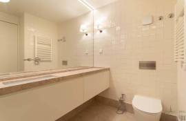 Lisbon - Principe Real and Liberdade magnificent T1 completely renovated with 22m2 of terraces