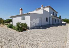 Distinctive 3 or 4  bedroom villa with pool, potential guest suite & amazing grounds.