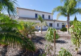 Distinctive 3 or 4  bedroom villa with pool, potential guest suite & amazing grounds.