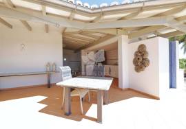 Distinctive 3 or 4  bedroom villa with pool, potential guest suite & amazing grounds.