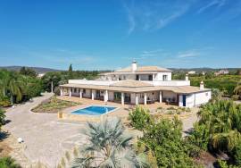 Distinctive 3 or 4  bedroom villa with pool, potential guest suite & amazing grounds.