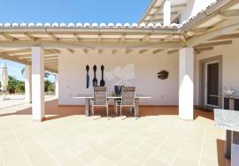 Distinctive 3 or 4  bedroom villa with pool, potential guest suite & amazing grounds.