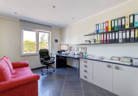 Distinctive 3 or 4  bedroom villa with pool, potential guest suite & amazing grounds.