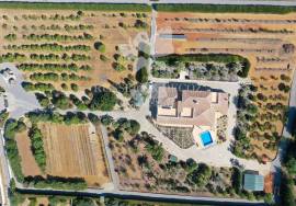 Distinctive 3 or 4  bedroom villa with pool, potential guest suite & amazing grounds.