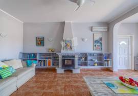 Detached 3 bedroom country villa with large pool, garage / studio & garden.  Near Olhão