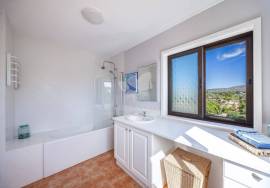 Detached 3 bedroom country villa with large pool, garage / studio & garden.  Near Olhão