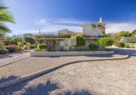 Detached 3 bedroom country villa with large pool, garage / studio & garden.  Near Olhão
