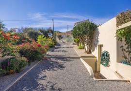 Detached 3 bedroom country villa with large pool, garage / studio & garden.  Near Olhão