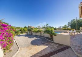 Detached 3 bedroom country villa with large pool, garage / studio & garden.  Near Olhão