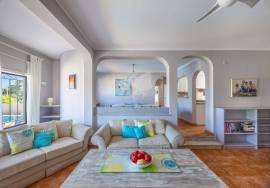 Detached 3 bedroom country villa with large pool, garage / studio & garden.  Near Olhão