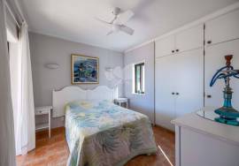 Detached 3 bedroom country villa with large pool, garage / studio & garden.  Near Olhão