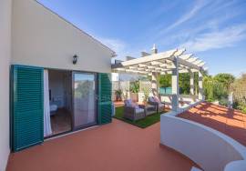 Detached 3 bedroom country villa with large pool, garage / studio & garden.  Near Olhão