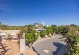 Detached 3 bedroom country villa with large pool, garage / studio & garden.  Near Olhão