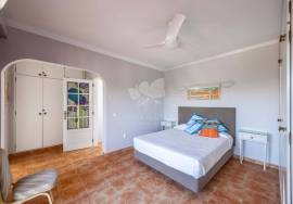 Detached 3 bedroom country villa with large pool, garage / studio & garden.  Near Olhão
