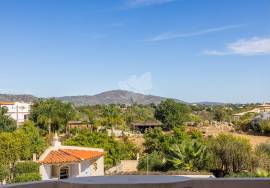 Detached 3 bedroom country villa with large pool, garage / studio & garden.  Near Olhão