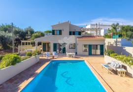 Detached 3 bedroom country villa with large pool, garage / studio & garden.  Near Olhão