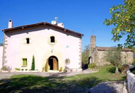 Rustic farmhouse Sant Pau of high standing with 16 hectares of land and apartments with rural tourism activity permit.