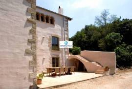 Rustic farmhouse Sant Pau of high standing with 16 hectares of land and apartments with rural tourism activity permit.