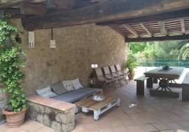 Luxury sixteenth-century farmhouse with a 12th-century Romanesque hermitage in Banyoles (Girona)