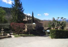 Luxury sixteenth-century farmhouse with a 12th-century Romanesque hermitage in Banyoles (Girona)