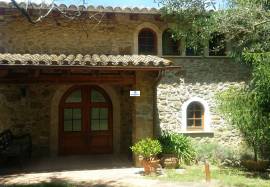 Luxury sixteenth-century farmhouse with a 12th-century Romanesque hermitage in Banyoles (Girona)