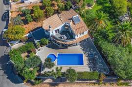 Almancil – Traditional 3-bedroom villa with pool and garage Almancil – Traditional 3-bedroom villa with pool and garage