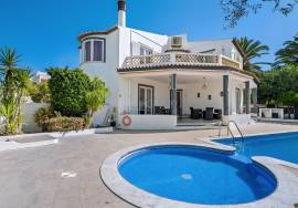 Almancil – Traditional 3-bedroom villa with pool and garage Almancil – Traditional 3-bedroom villa with pool and garage