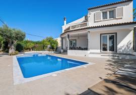 Almancil – Traditional 3-bedroom villa with pool and garage