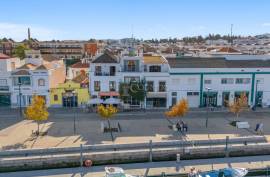 Tavira - Riverside property with 3-bedroom apartment & commercial space Tavira - Riverside property with 3-bedroom apartment & commercial space