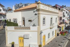 Albufeira Old Town – Investment property with two apartments and commercial studio