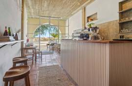 Tavira - Riverside property with commercial space & 3-bedroom apartment