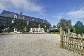 Detached Country House with Landscaped Garden