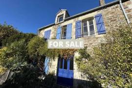 Fishermans Cottage in Coastal Resort Town