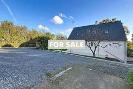 Detached Country House with Landscaped Garden