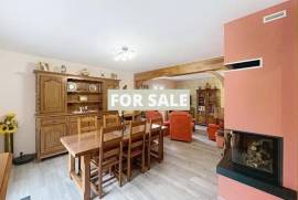 Detached Country House with Landscaped Garden