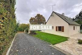 Detached Country House with Landscaped Garden