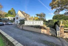 Detached Country House with Landscaped Garden
