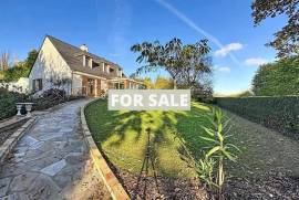 Detached Country House with Landscaped Garden