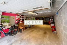 Detached Country House with Landscaped Garden