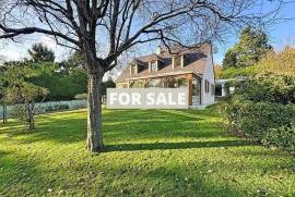 Detached Country House with Landscaped Garden