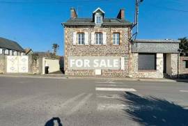 Town House with Neat Courtyard Garden