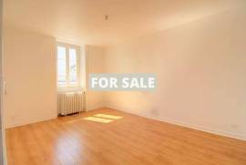 Town House with Neat Courtyard Garden