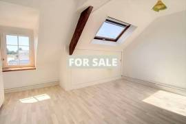 Town House with Neat Courtyard Garden