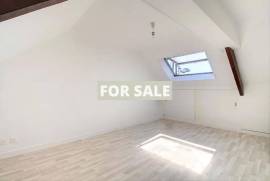 Town House with Neat Courtyard Garden